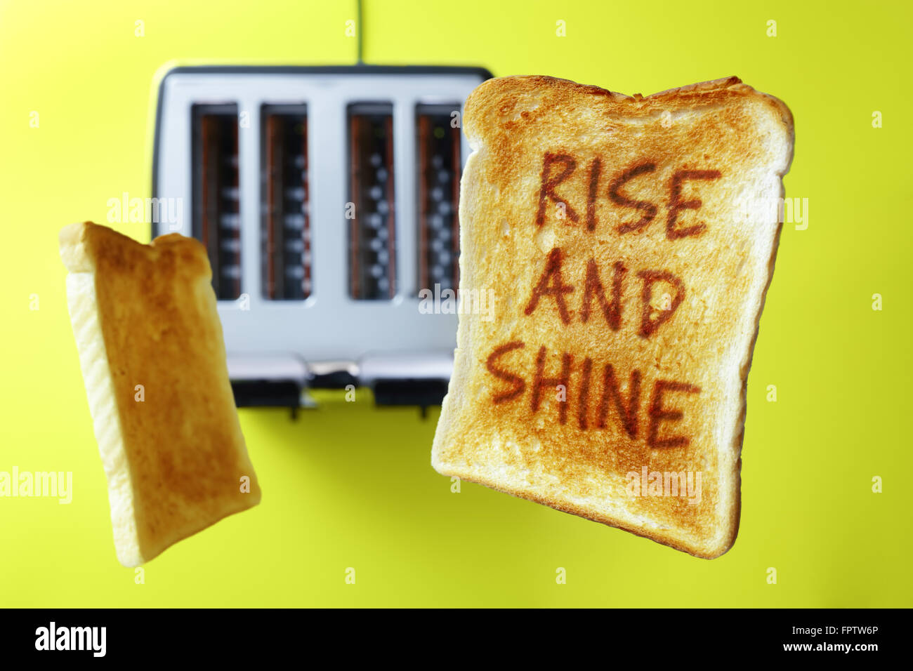 Guten Morgen Aufstieg und Glanz auf fliegenden Toast oder geröstetes Brot aus dem Toaster aufspringen Stockfoto