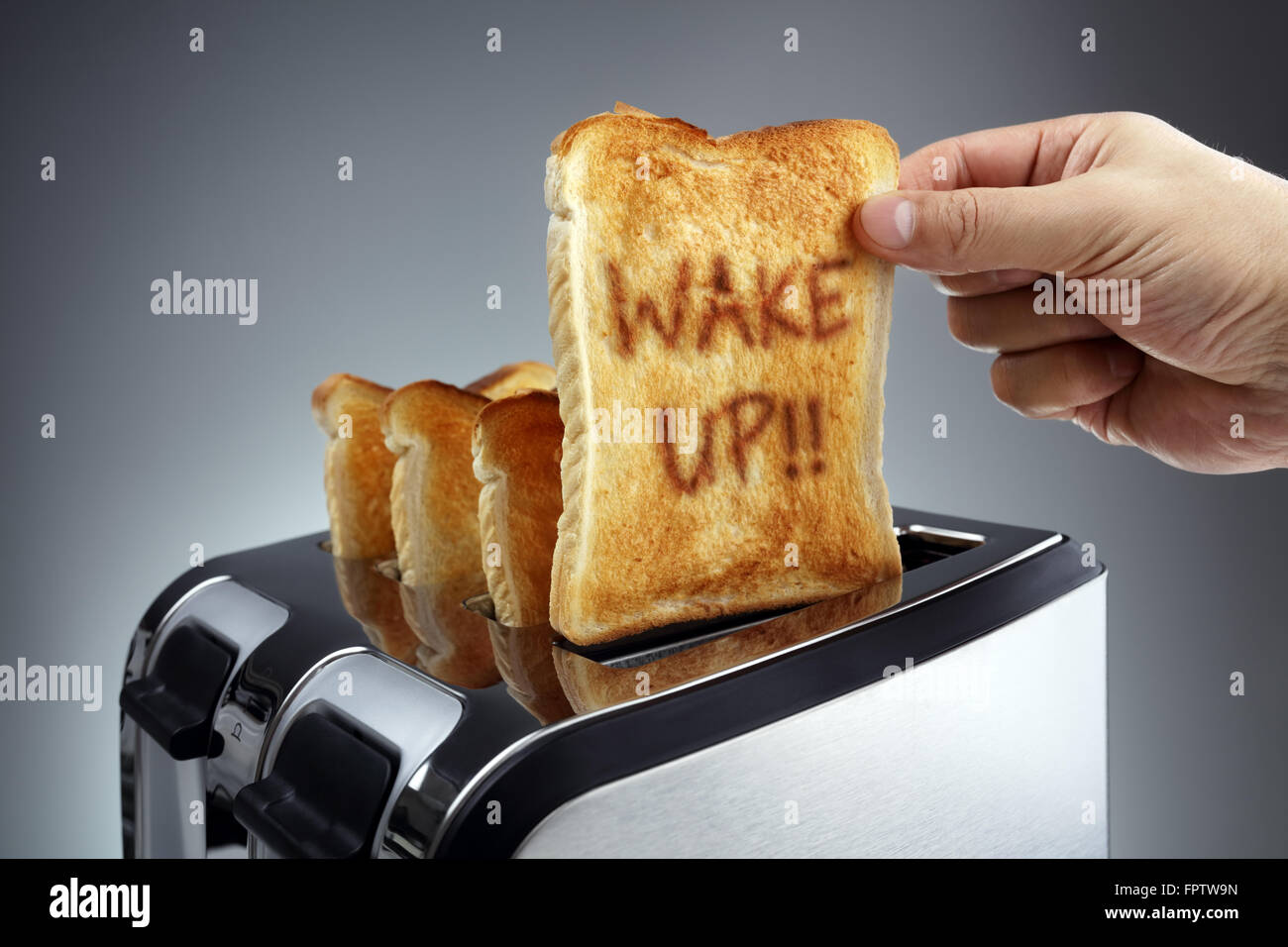 Wachen Sie guten Morgen geröstete Brotscheibe in einen Toaster, Motivation für den Einstieg auf Stockfoto