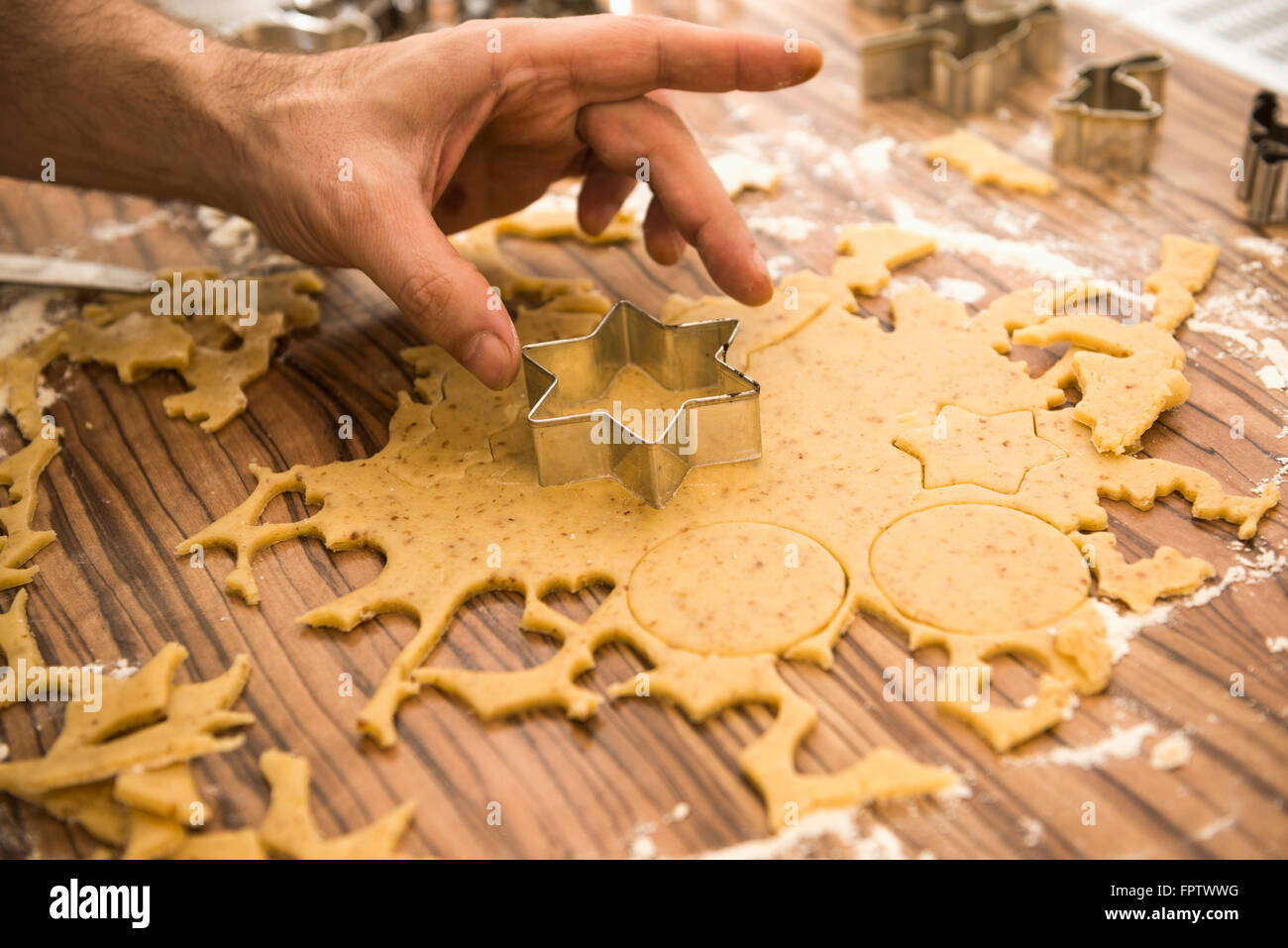 Nahaufnahme eines Mannes Ausschneiden Sternform Cookies, München, Bayern, Deutschland Stockfoto