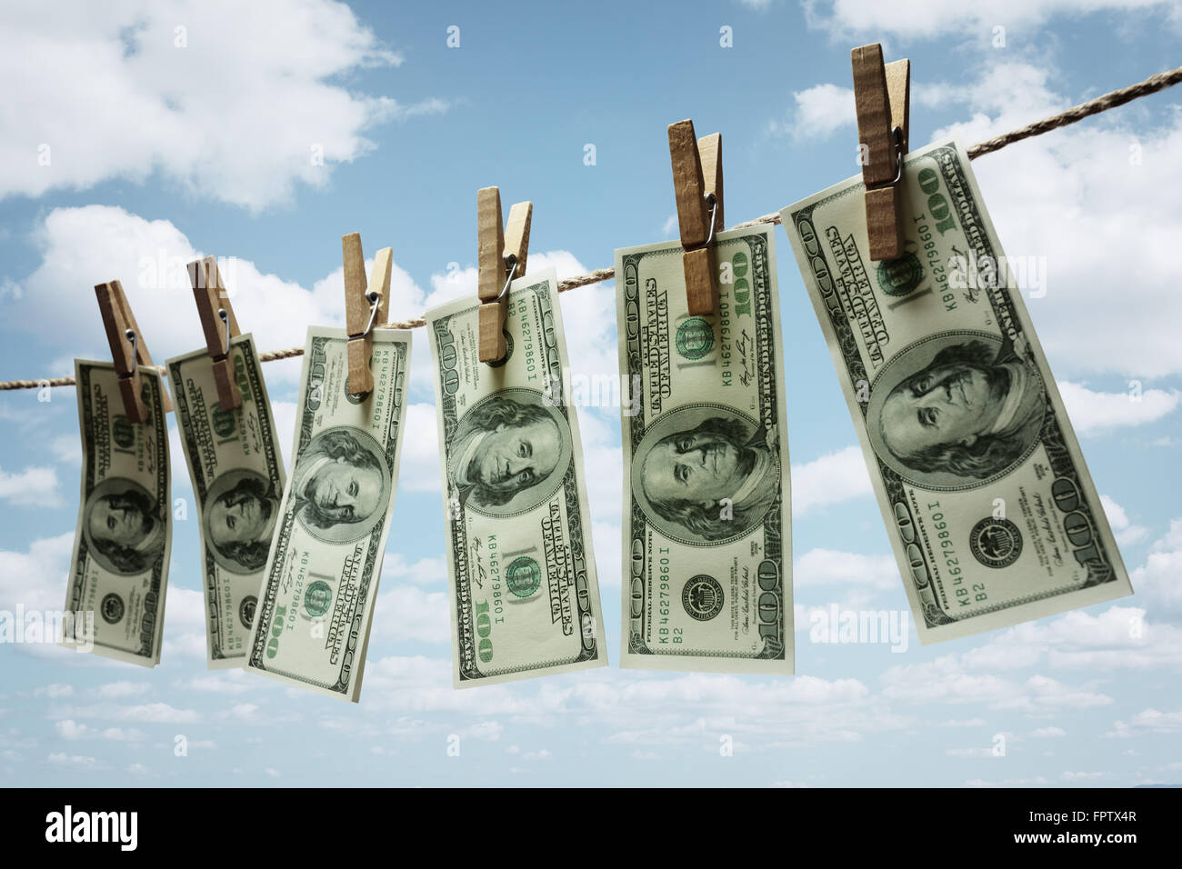 Hundert-Dollar-Scheine hängen von einer Wäscheleine Konzept für Geldwäsche, Investitionen oder Venture-Capital-Finanzierung Stockfoto