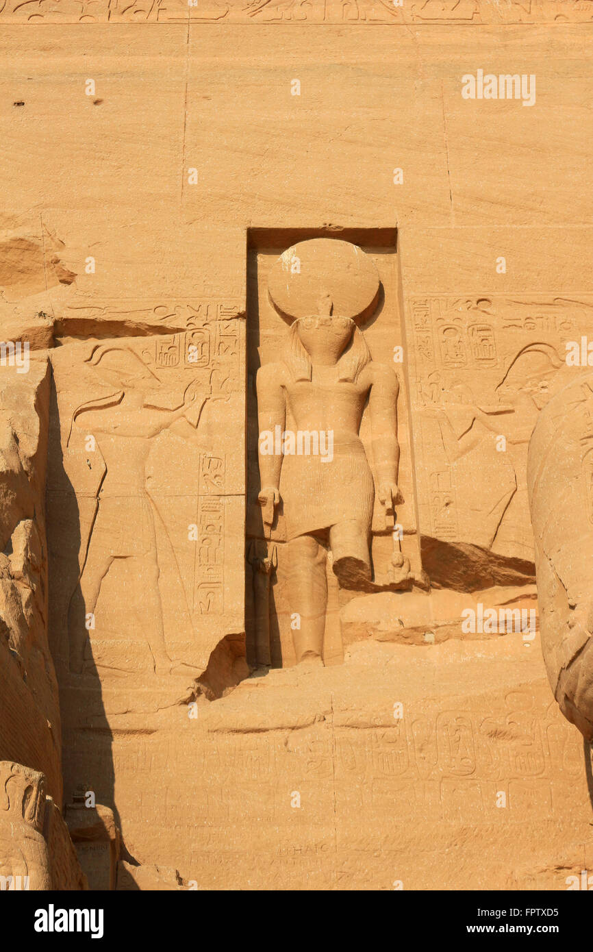 Statue von Ra-Harakhty, unter der Leitung der Falke Sonnengott über dem Eingang zum Sonnentempel von Ramses II, Abu Simbel in Ägypten Stockfoto