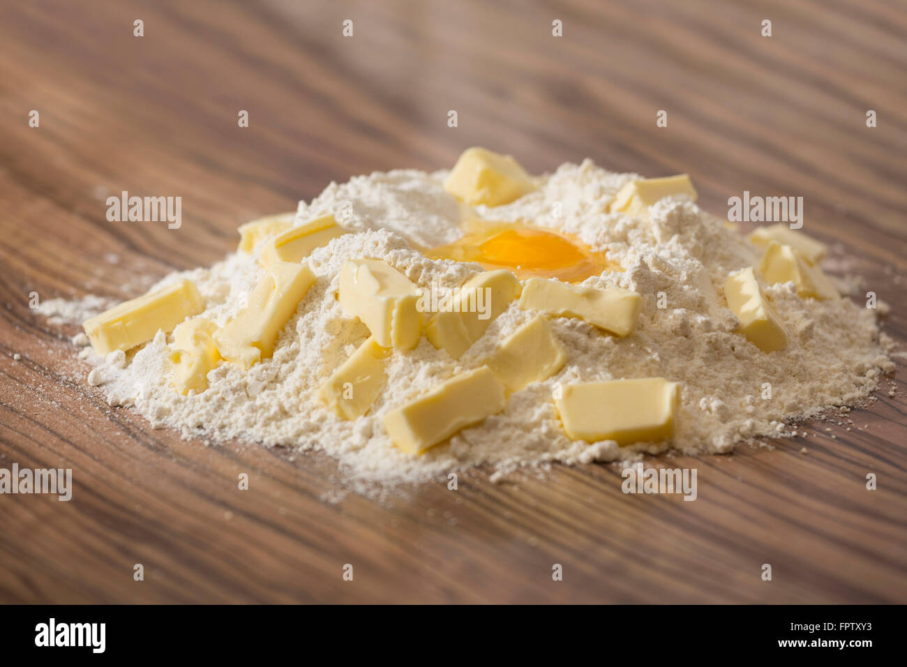 Zutaten für Teig, Ei, Butter, Mehl und Zucker, München, Bayern, Deutschland Stockfoto