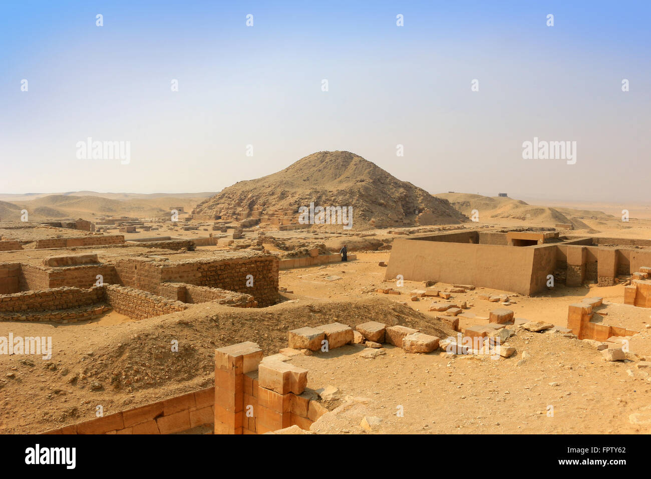 Ausgegrabenen Ruinen in Sakkara, Ägypten, in Goldstrand Stockfoto