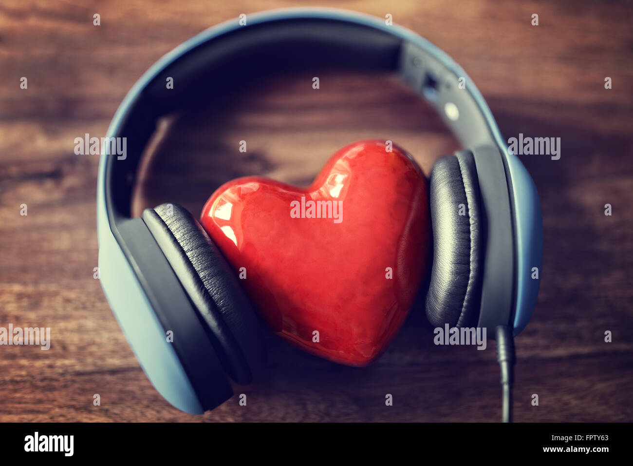 Kopfhörer und Herz-Konzept für die Liebe, die Musik hören Stockfoto