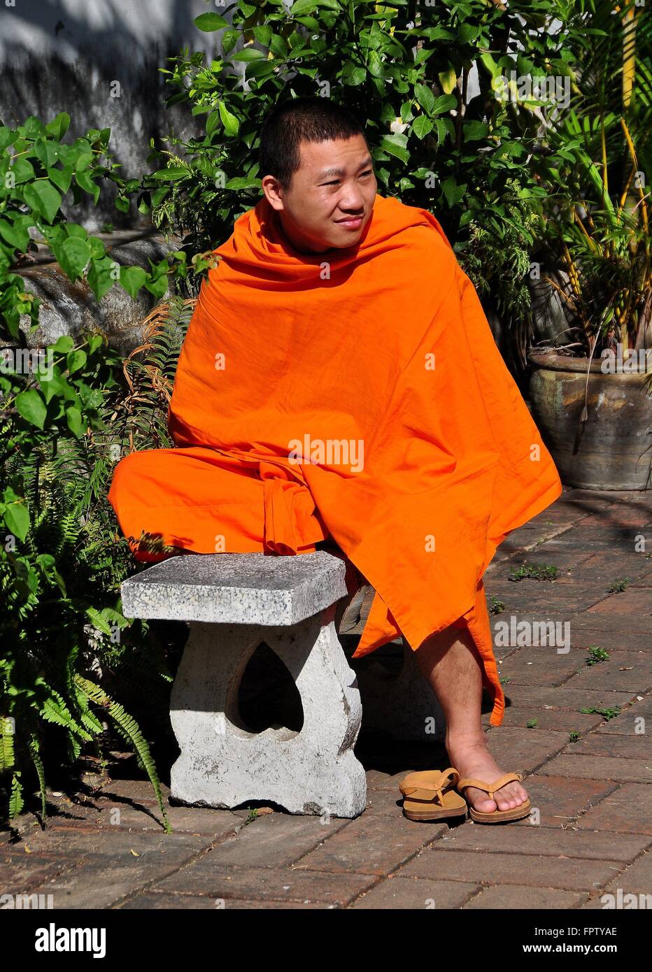 Chiang Mai, Thailand:: Buddhistischer Mönch in seiner leuchtend orangen Robe am Wat Bupparam Stockfoto
