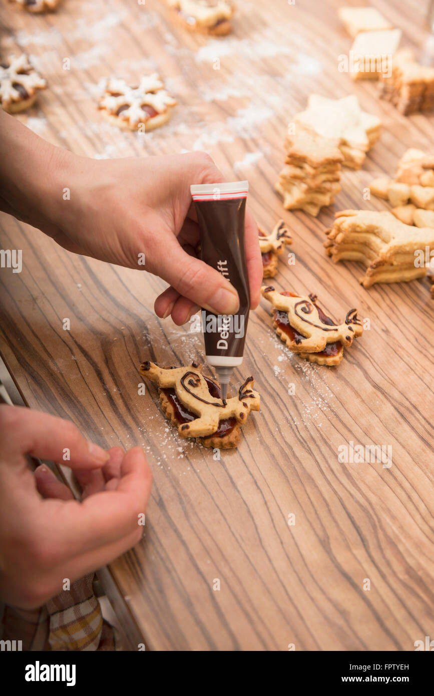 Nahaufnahme einer Frau Rentier Dekoration geformt Cookies, München, Bayern, Deutschland Stockfoto