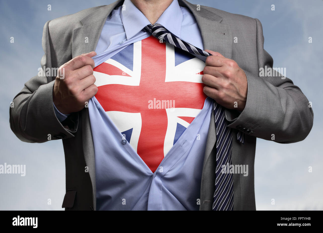 Superheld Geschäftsmann enthüllt britische Flagge Stockfoto