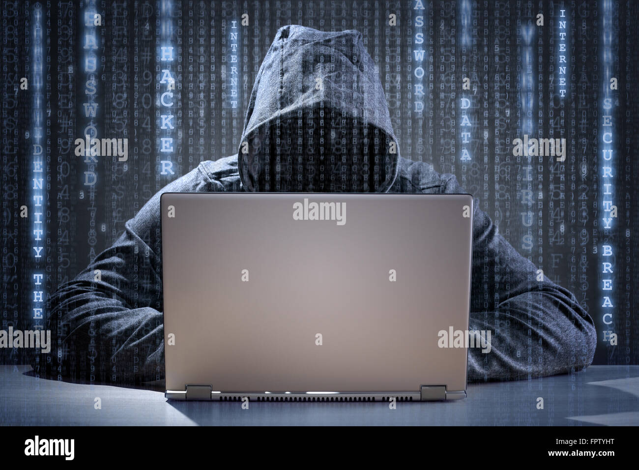 Computer-Hacker stehlen Daten von einem laptop Stockfoto