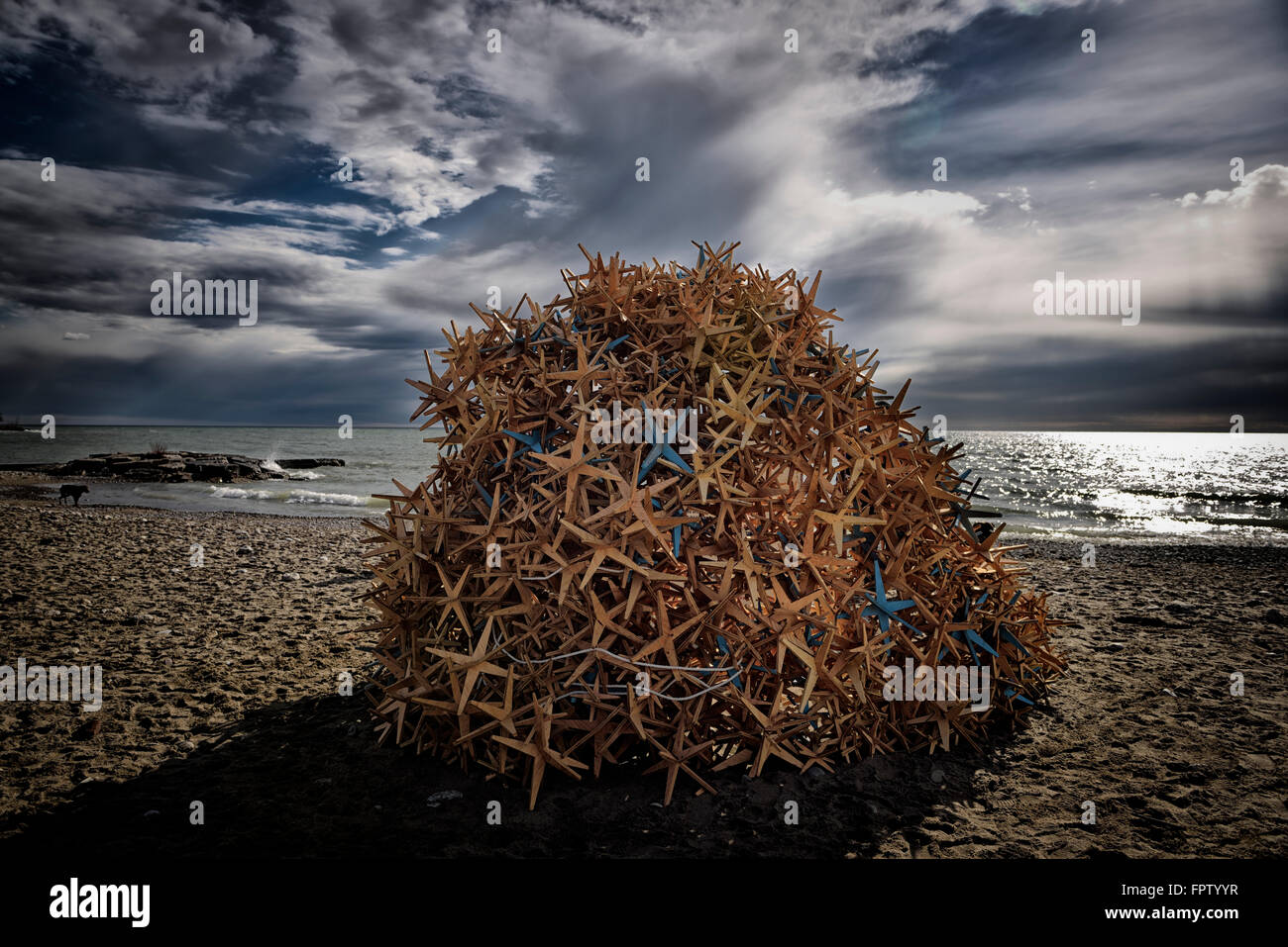 Fluss-Skulptur von Sperrholz Kristalle bei Kew Strand Toronto 2016 Winter Stationen Stockfoto