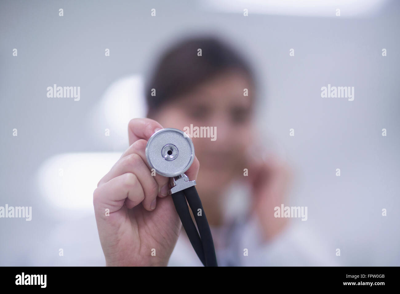 Junge Ärztin hören Herzen schlagen von Stethoskop, Freiburg Im Breisgau, Baden-Württemberg, Deutschland Stockfoto