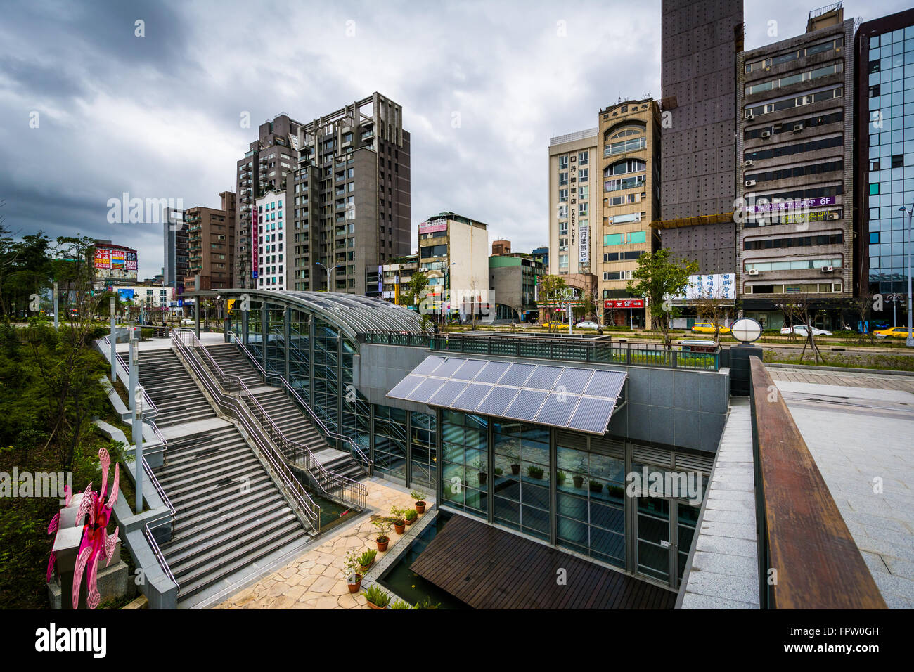 Das äußere des Da'an Park Station und der Gebäude an der Xinyi Road in Taipei, Taiwan. Stockfoto