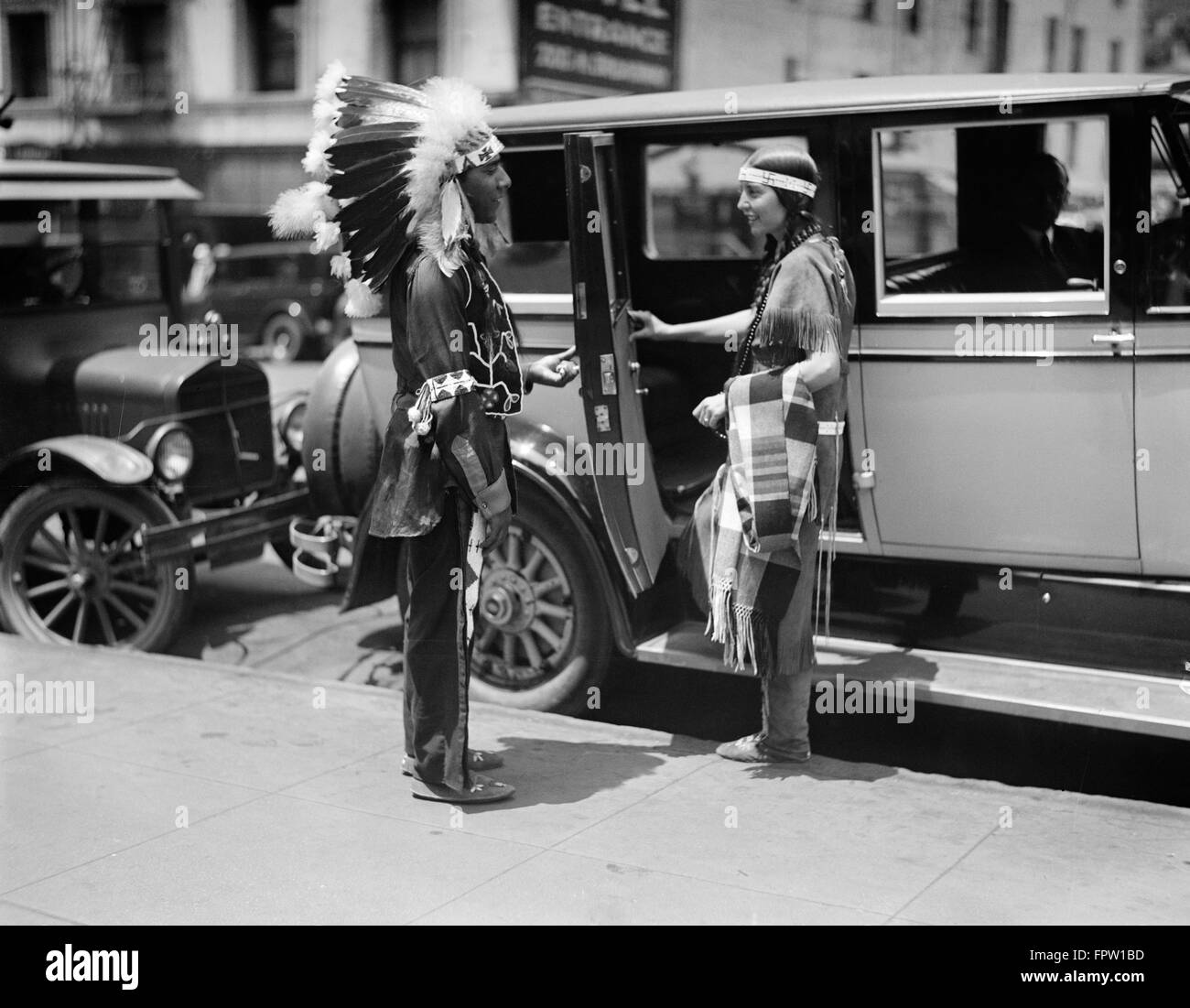 1930ER JAHREN NATIVE AMERICAN INDIAN PAAR TRAGEN TRADITIONELLE KLEIDUNG  MANN IN FEDER KOPFSCHMUCK UND FRAU INS AUTO TAXI CAB Stockfotografie - Alamy
