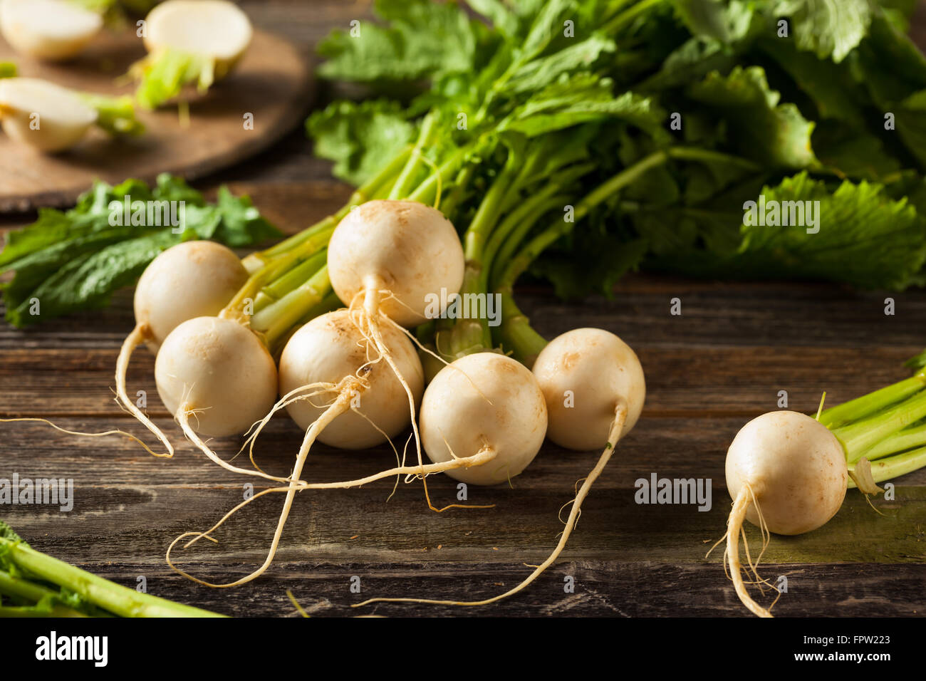 Rohe Bio weiße Radieschen mit grünen Stängel Stockfoto