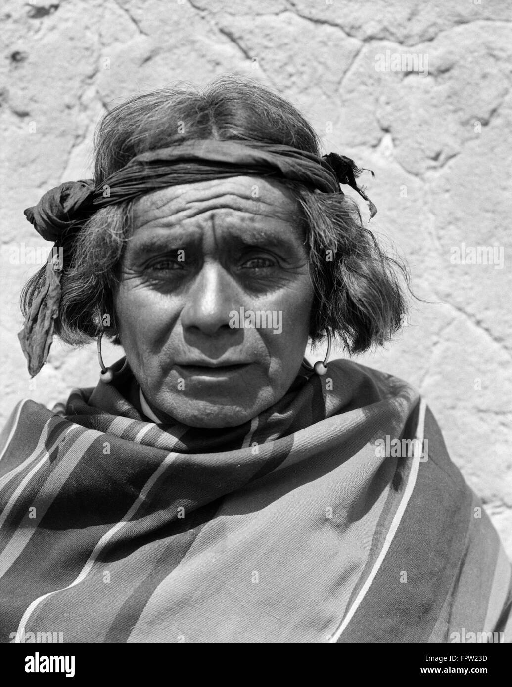1930ER JAHRE PORTRAIT INDIANER INDISCHER MANN DER COCHITI PUEBLO BLICK AUF KAMERA-NEW-MEXICO-USA Stockfoto