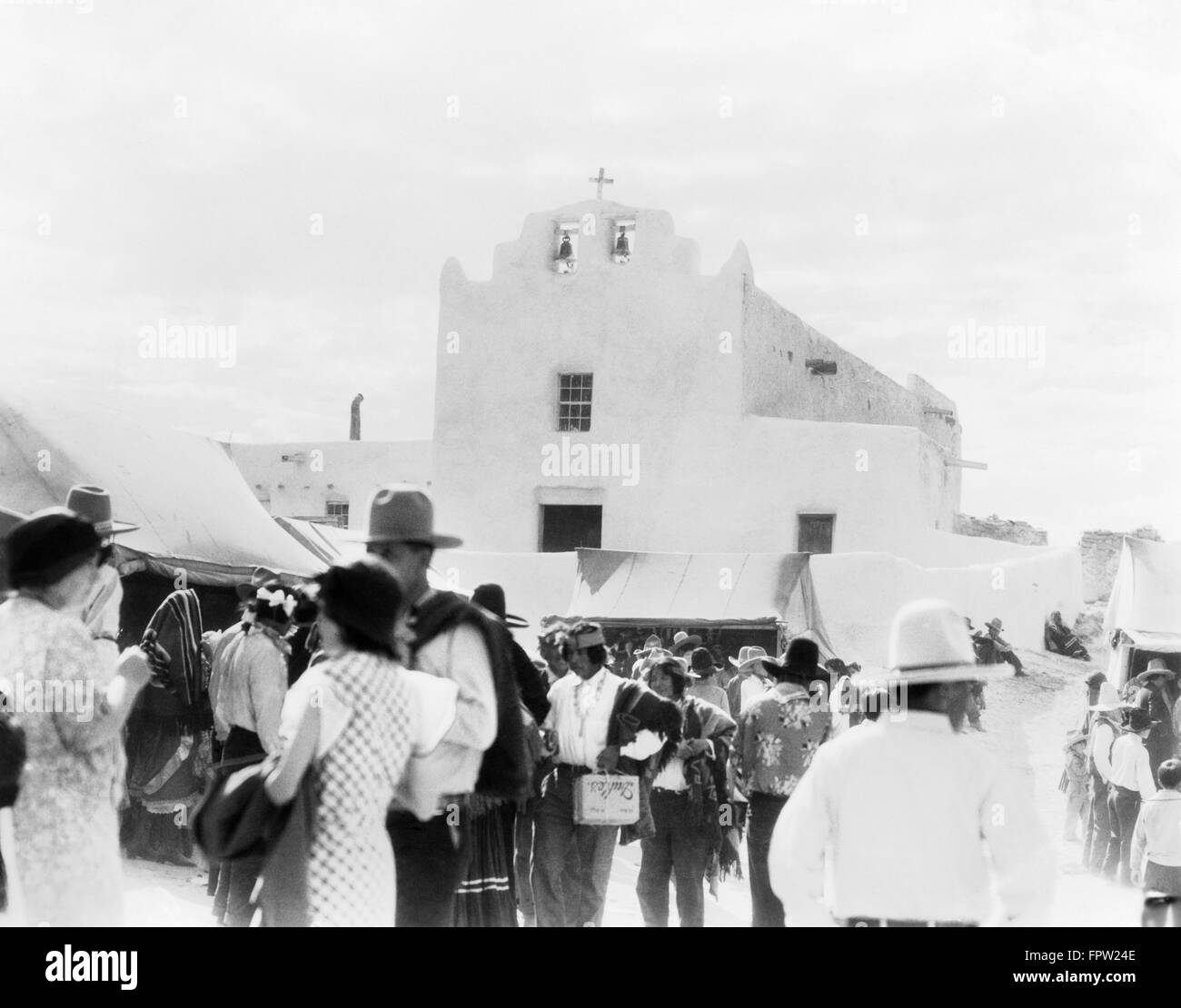 1930ER JAHRE GRUPPE VON INDIANERN AN DER MAIS-TANZ UND FIESTA LAGUNA PUEBLO NEW MEXICO USA Stockfoto