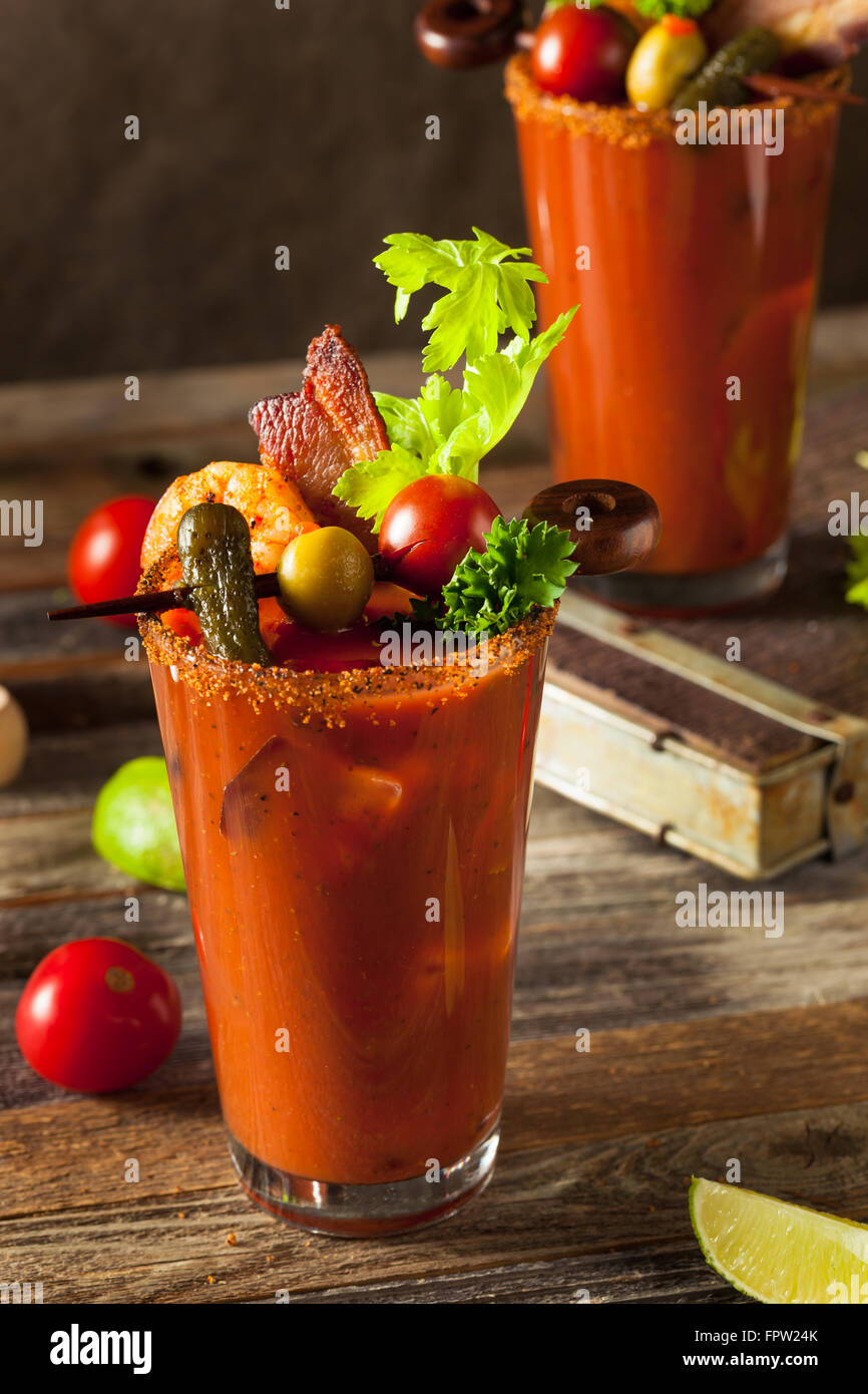Hausgemachter Speck würzig Wodka Bloody Mary mit Tomaten, Oliven und Sellerie Stockfoto