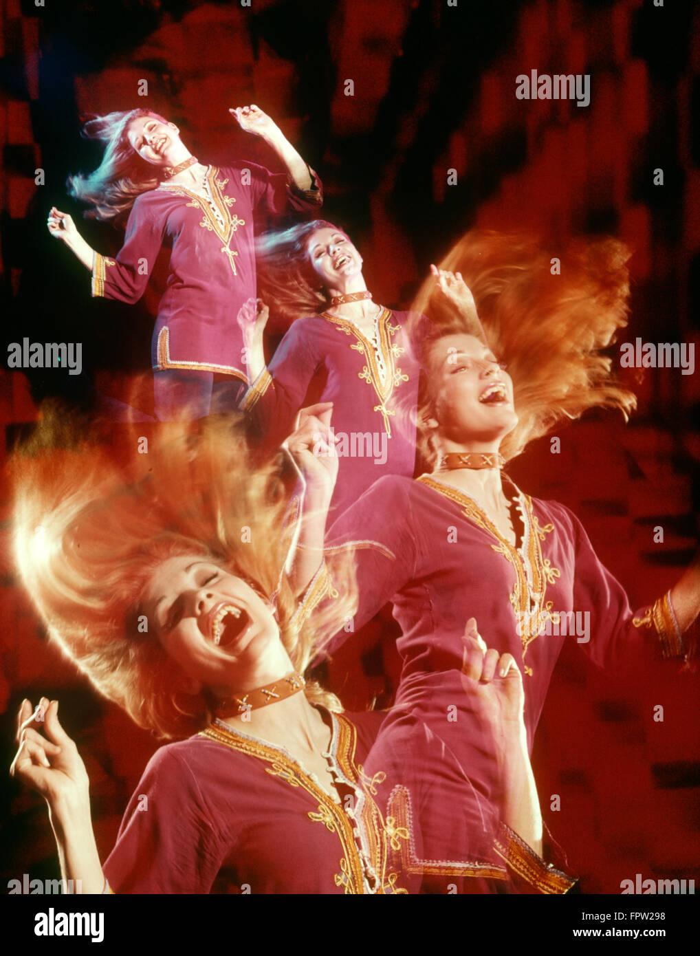 1960S 1970S MEHRERE EXPOSITION TRÄGERIN LILA DASHIKI WILD TANZEN DISCO-DANCE-MUSIK Stockfoto