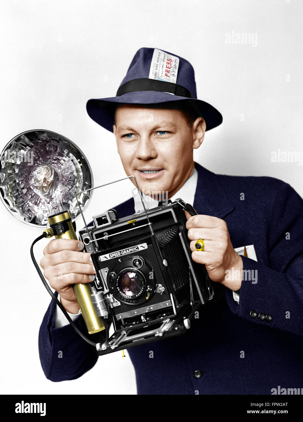 1930ER JAHREN 1940ER JAHRE 1950ER JAHRE MANN PRESSEFOTOGRAF HÄLT GRAFIK BLITZER MIT BLITZLAMPE BELEUCHTUNG Stockfoto