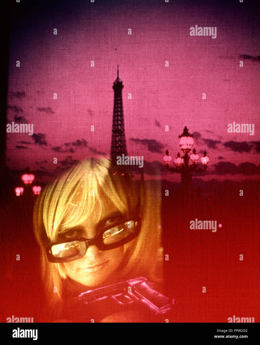 1970ER JAHRE SPECIAL EFFEKT BLOND BLONDE FRAU SONNENBRILLE GUN EIFFELTURM PARIS GEHEIMNIS SPY STORY INTRIGEN Stockfoto