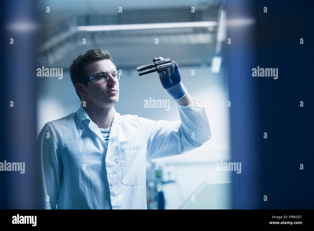 Junge männliche Wissenschaftler arbeiten in einem optischen Labor, Freiburg Im Breisgau, Baden-Württemberg, Deutschland Stockfoto