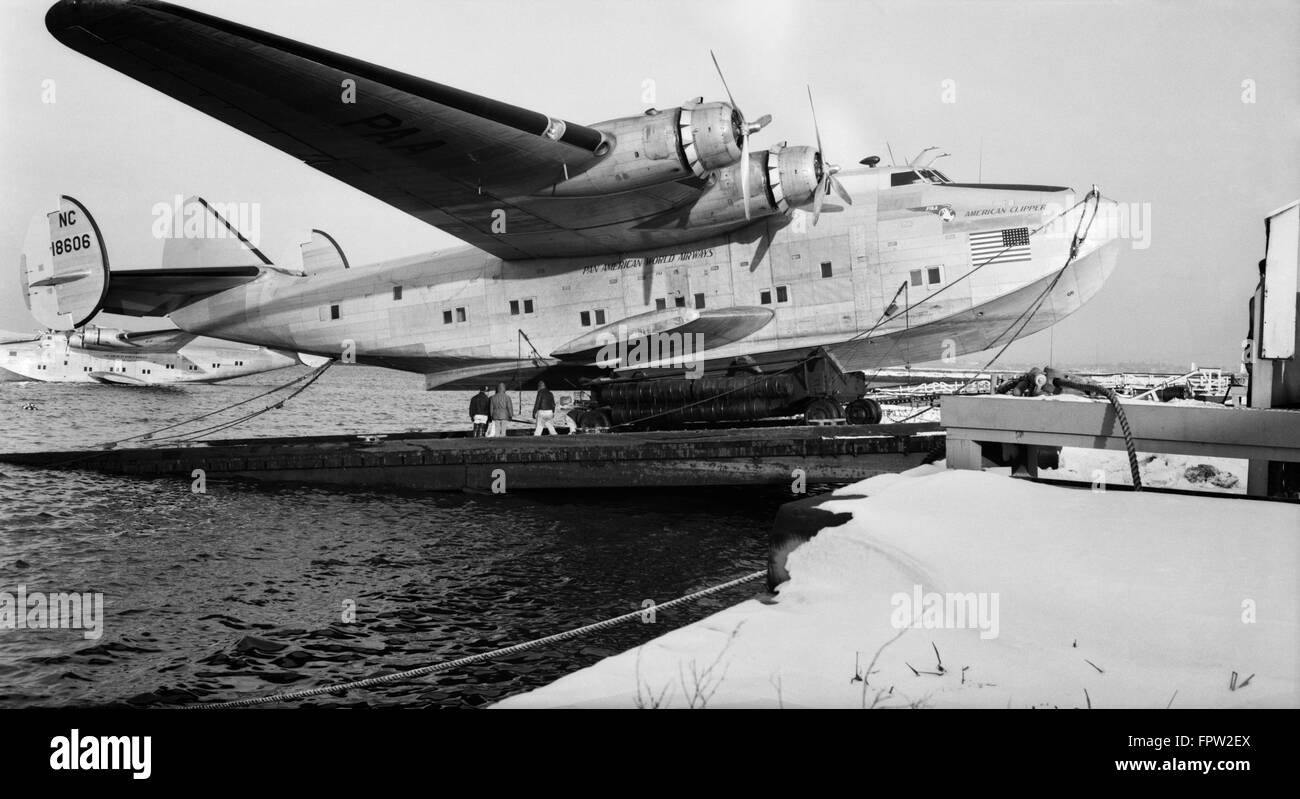 1930S 1940S PAN AMERICAN AIRWAYS FLUGBOOT BOEING 314 AT DOCK AUS DEM WASSER Stockfoto