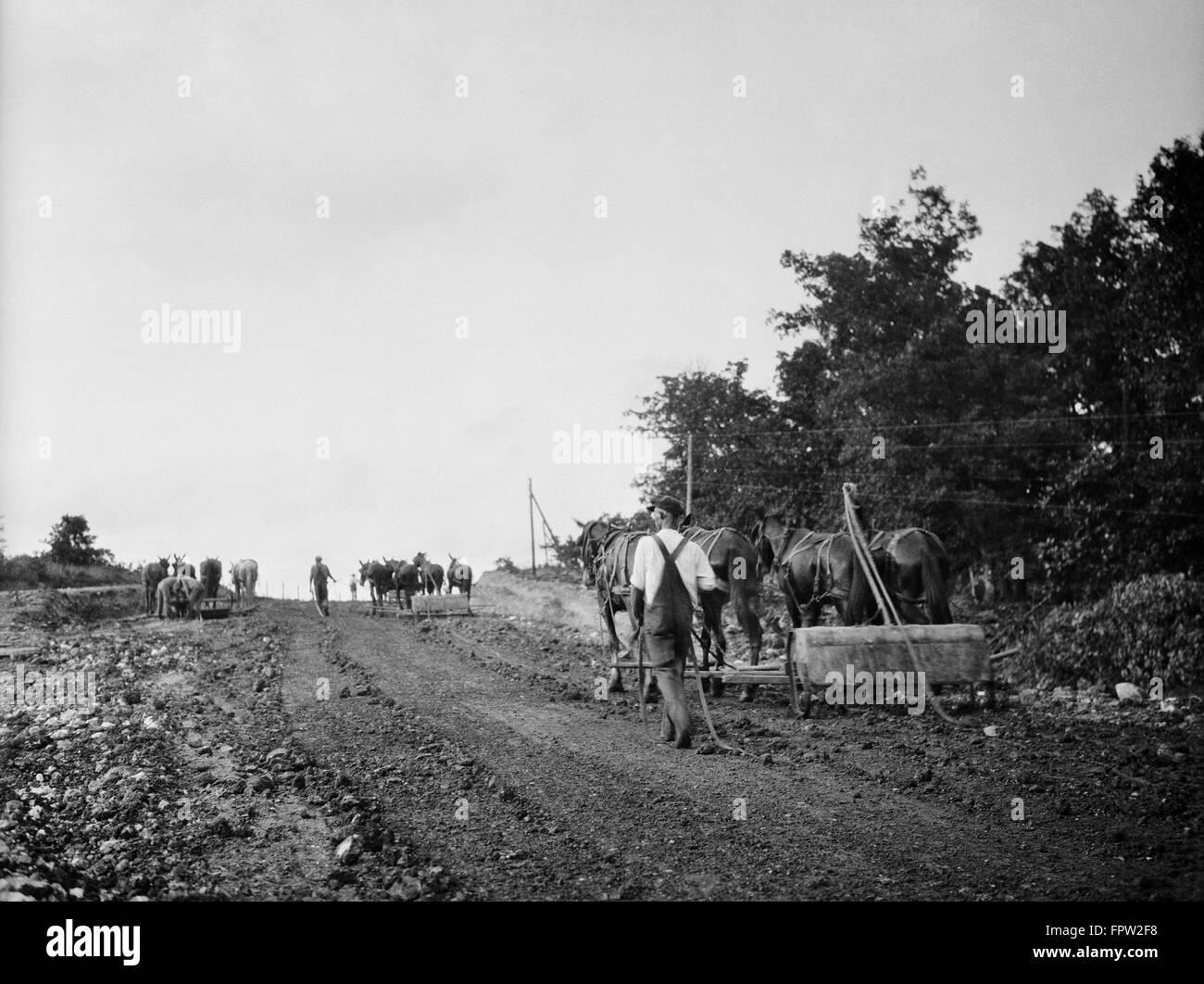 1900S 1901 PFERDEKUTSCHE STRAßE SCRAPPERS ARBEITEN AM AUTOBAHNBAU IN DER NÄHE VON JEFFERSON HAUPTSTADT COLE COUNTY IN MISSOURI Stockfoto