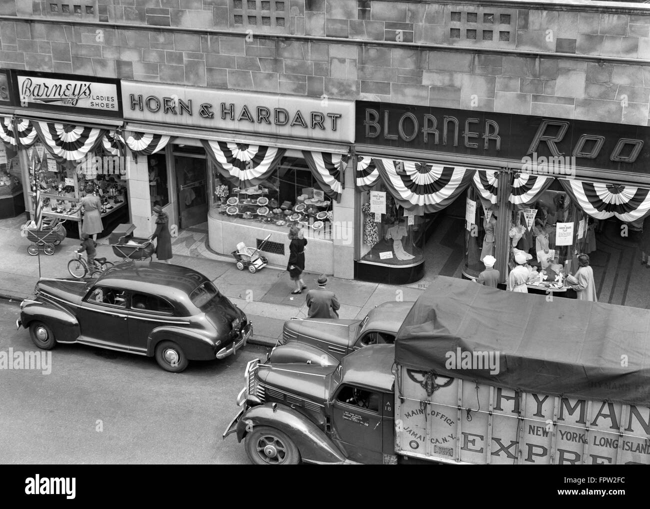 1940ER JAHRE SCHAUFENSTER DEKORIERT MIT PARADE BUNTING HAUPTSTRAßE 82ND STREET JACKSON HEIGHTS QUEENS NEW YORK CITY USA Stockfoto