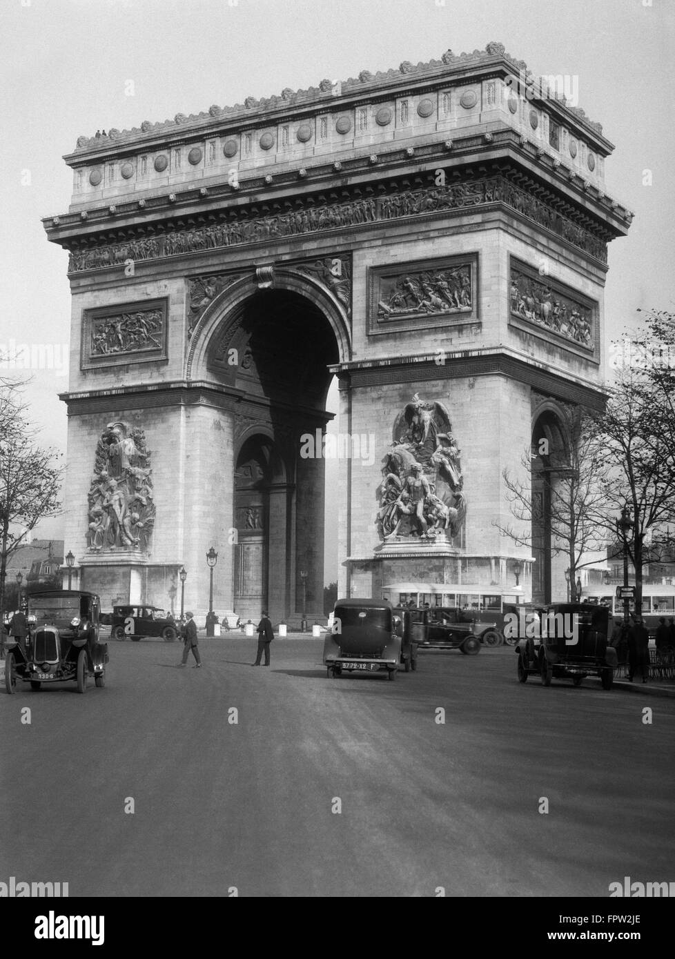 1920ER JAHRE ARC DE TRIOMPHE MIT AUTOS PARIS FRANKREICH Stockfoto