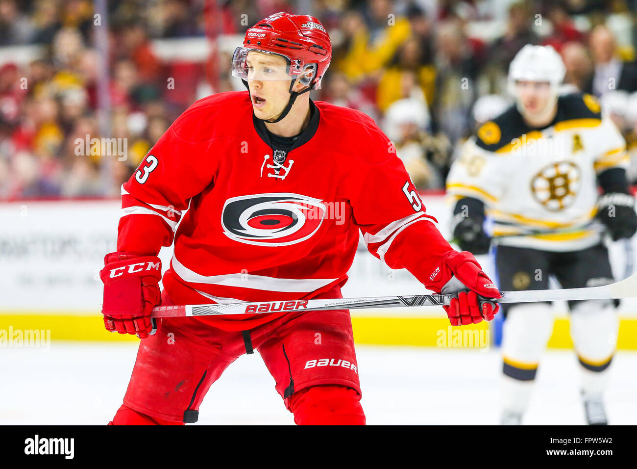 Carolina Hurricanes linken Flügel Jeff Skinner (53) während des NHL-Spiels zwischen den Boston Bruins und die Carolina Hurricanes in der PNC-Arena. Stockfoto