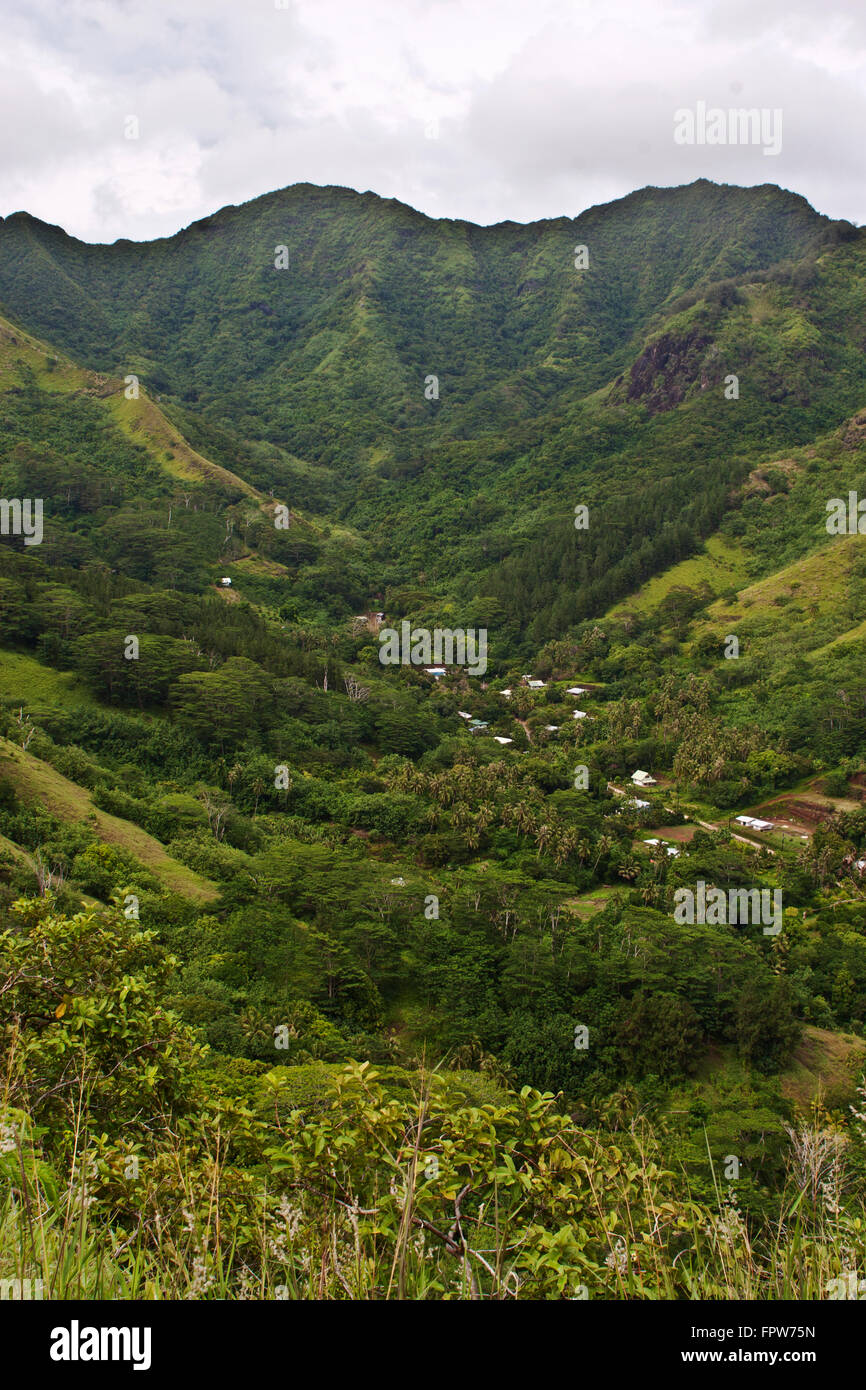 Insel Moorea, Französisch-Polynesien, einem Bergdorf in einem Tal zwischen den Bergen mit Blick auf die North shore Stockfoto