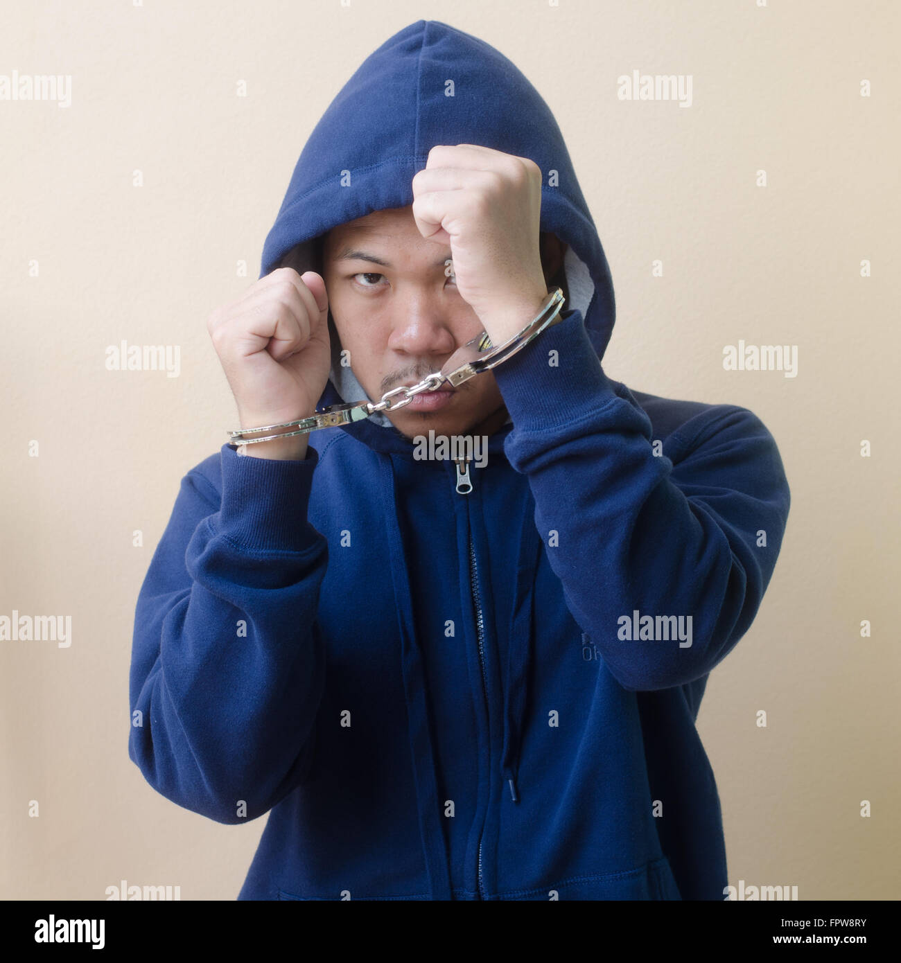 Junger Mann in Handschellen Stockfoto