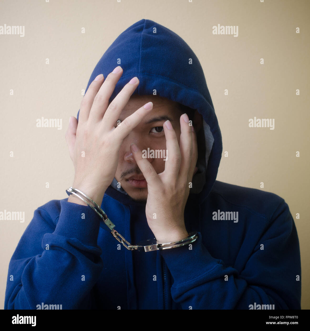 Junger Mann in Handschellen Stockfoto