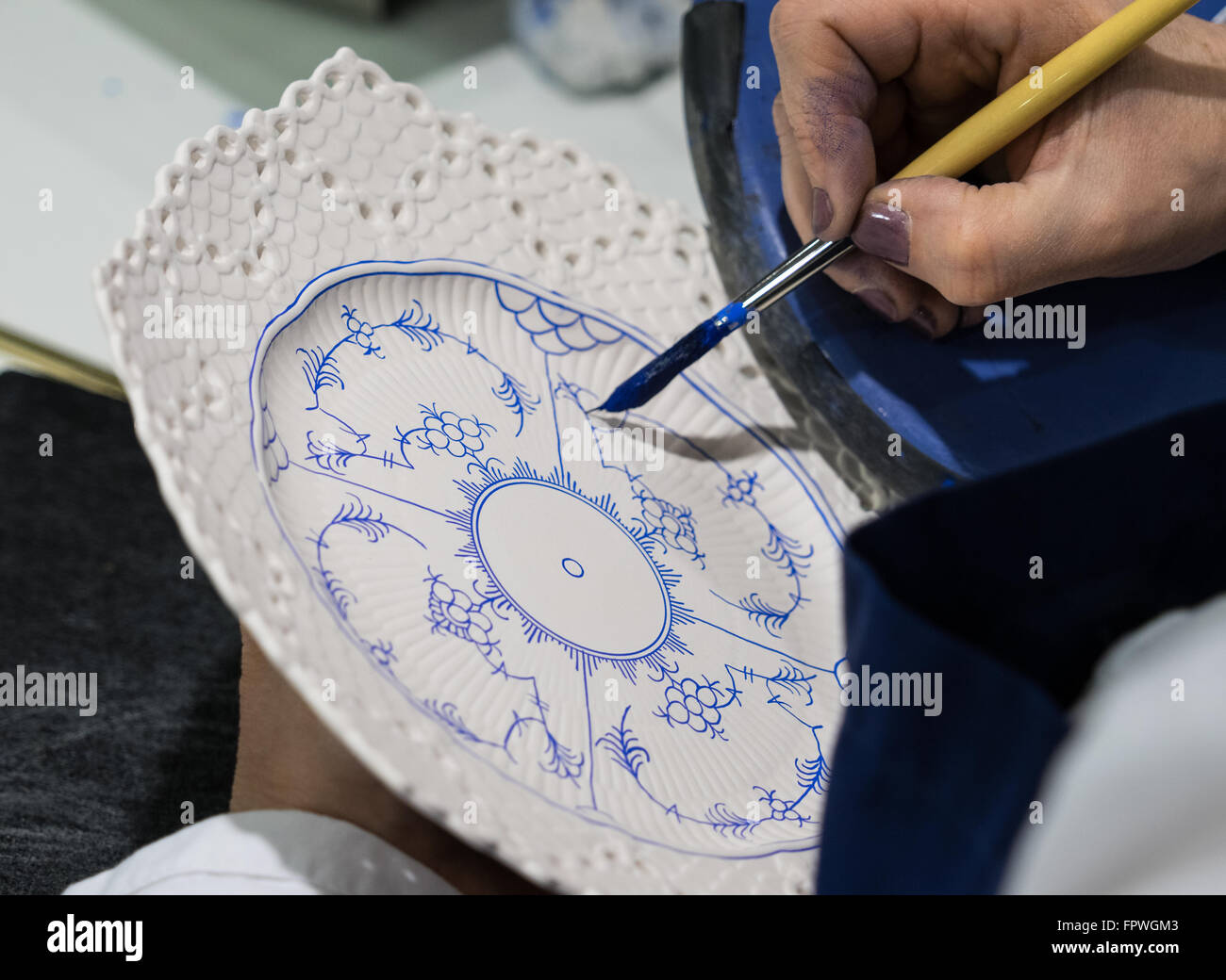 Malerei von königsblau Copenhagen blau geriffelt Porzellan Stockfoto