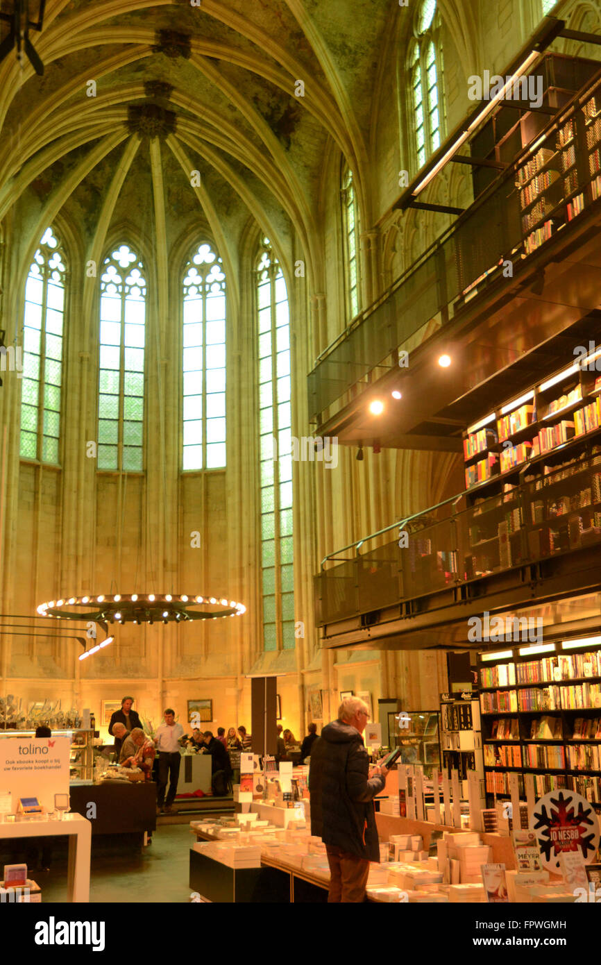 2005-2006 war die Dominikanische Kirche gleich neben dem Vrijthof in Maastricht renoviert und verwandelte sich in ein Buch zu speichern. Stockfoto