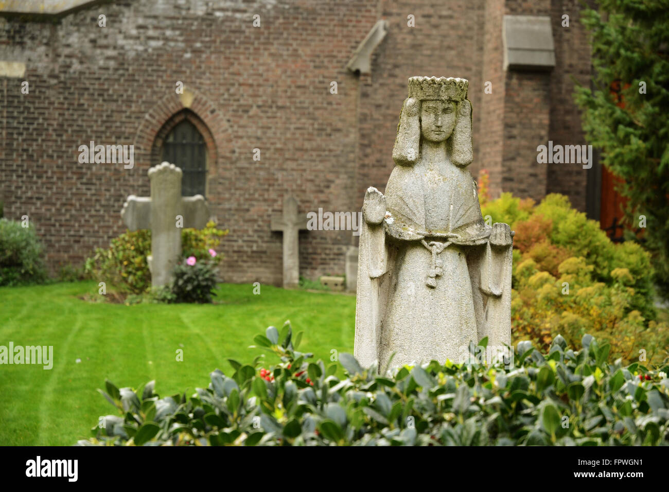 Statue im Hof des St.-Martins Kirche im Stadtteil Wijck von Maastricht in den Niederlanden Stockfoto