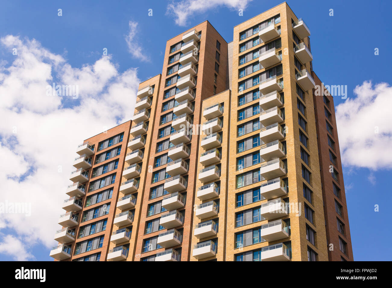 Neuen Baustein der modernen Apartments mit Balkonen und blauer Himmel im Hintergrund Stockfoto
