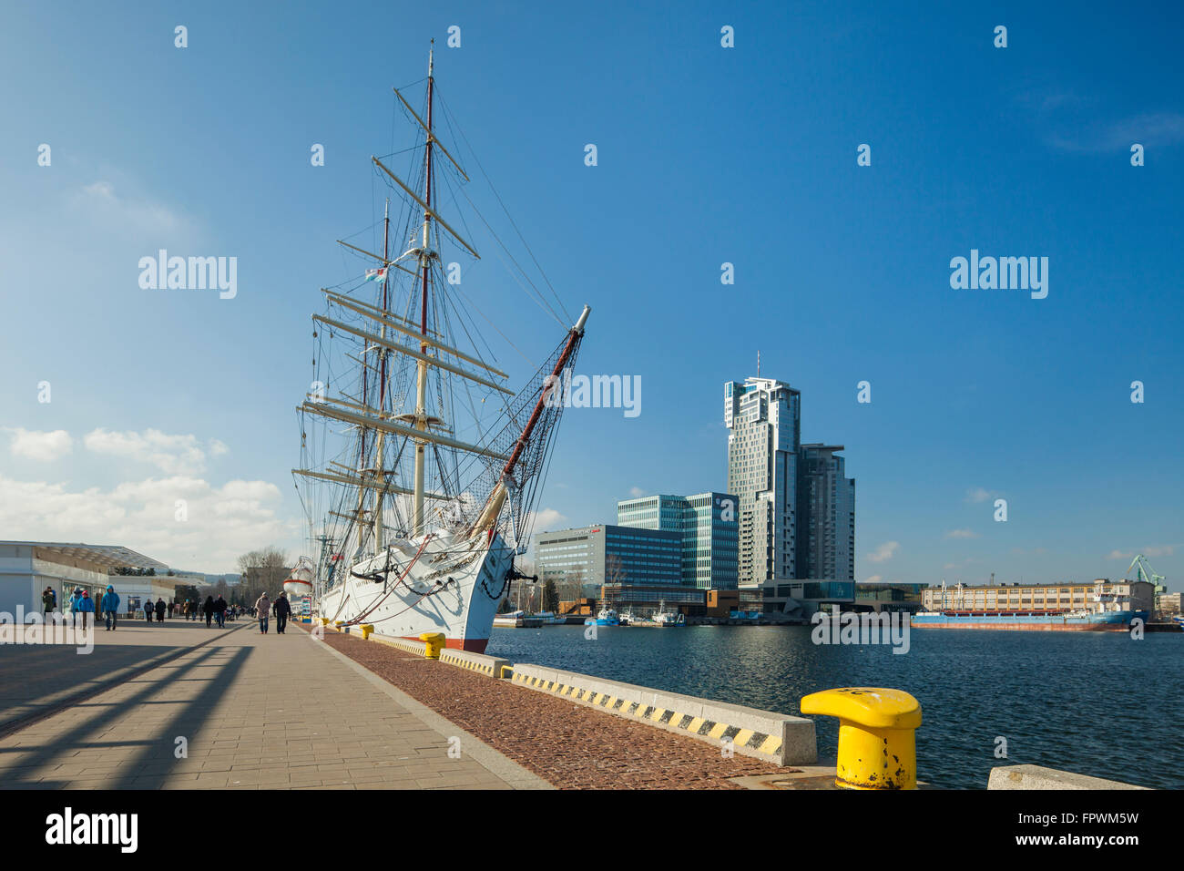 Historische Segel Schiff "Dar Pomorza" in Gdynia, Polen. "Sea Towers" in den Hintergrund. Stockfoto