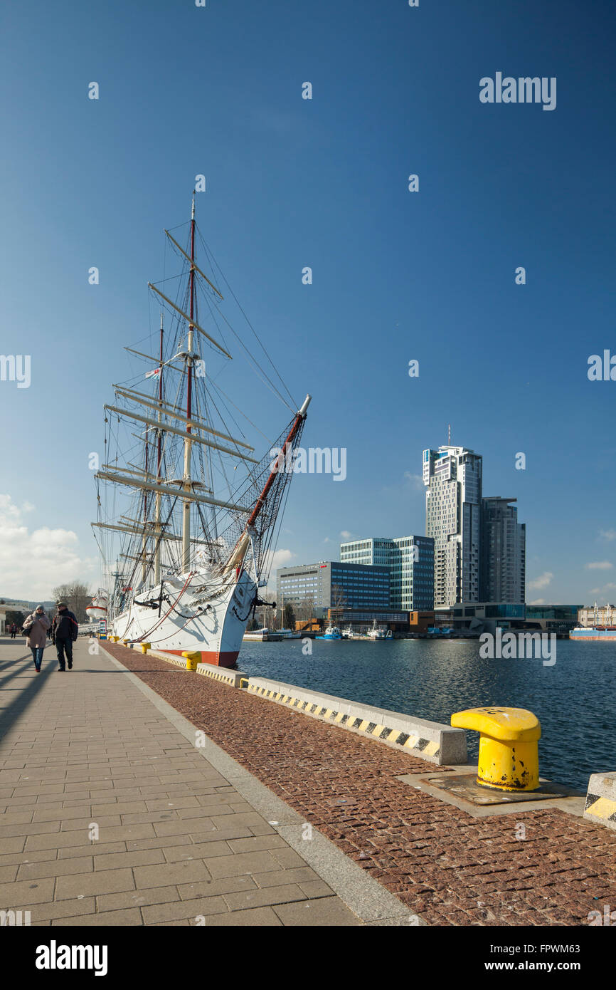 Historische Segel Schiff "Dar Pomorza" in Gdynia, Polen. "Sea Towers" in den Hintergrund. Stockfoto