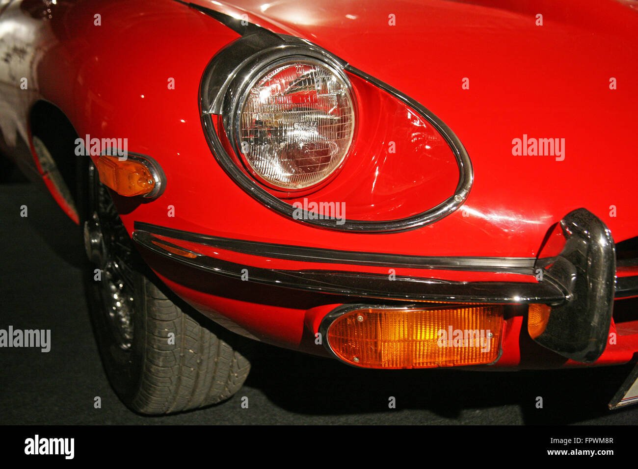 Jaguar E Typ Ser 2, 1969., vordere Licht, Expo Tech Museum Zagreb, 2016. Stockfoto