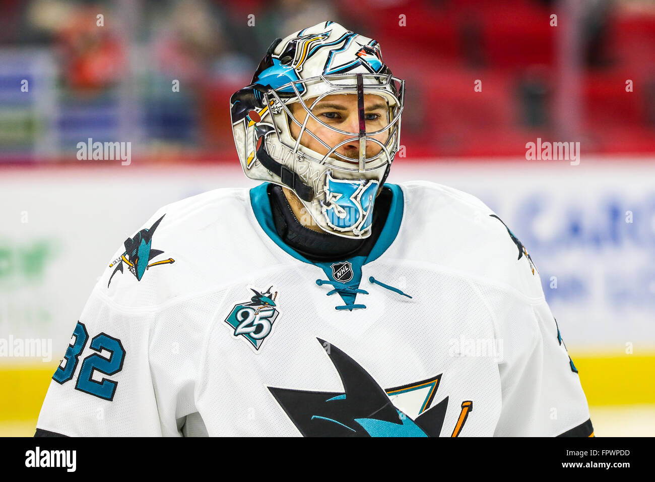 San Jose Sharks Torwart Alex Stalock (32) während der NHL-Spiel zwischen den San Jose Sharks und den Carolina Hurricanes in der PNC-Arena. Stockfoto