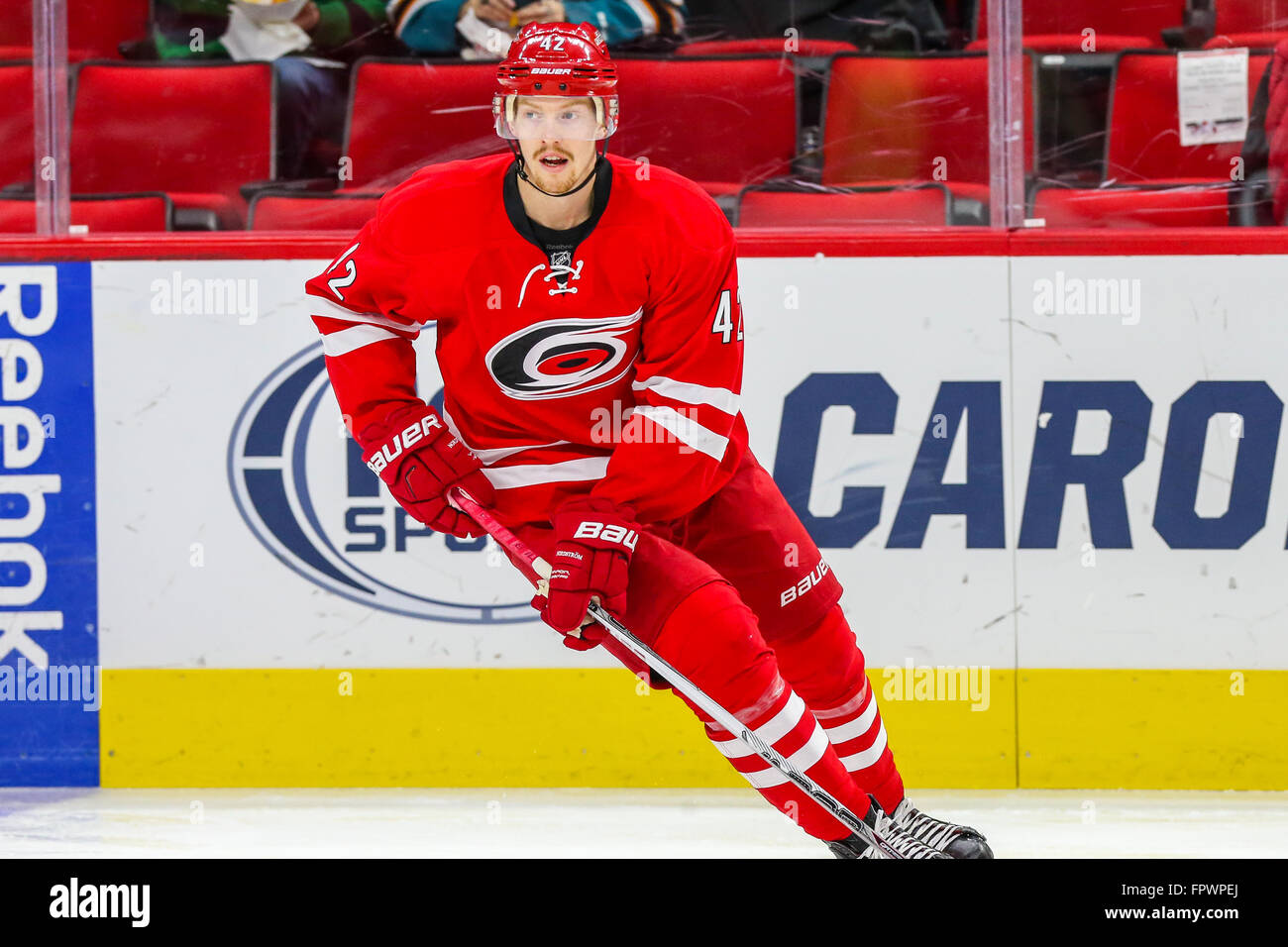 Carolina Hurricanes center Joakim Nordstrom (42), während das NHL-Spiel zwischen den San Jose Sharks und den Carolina Hurricanes in der PNC-Arena. Stockfoto