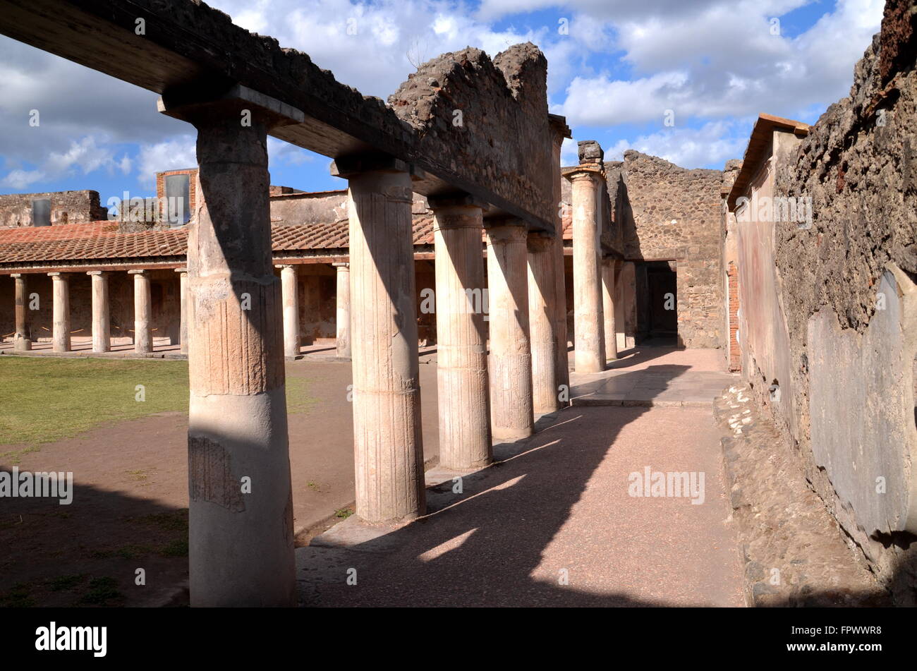 Berühmten antiken Ruinen von Pompeji, Italien. Pompeji wurde zerstört und nach dem Vesuv-Ausbruch im Jahr 79 n. Chr. mit Asche und Bimsstein begraben. Stockfoto