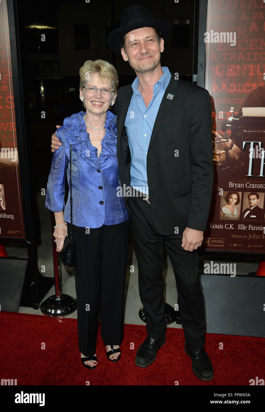 LOS ANGELES, CA - 27. Oktober 2015: Schauspieler Johnny Sneed & Mutter Patti bei der US-Premiere von "Trumbo" an der Academy of Motion Picture Arts & Sciences, Beverly Hills. Stockfoto