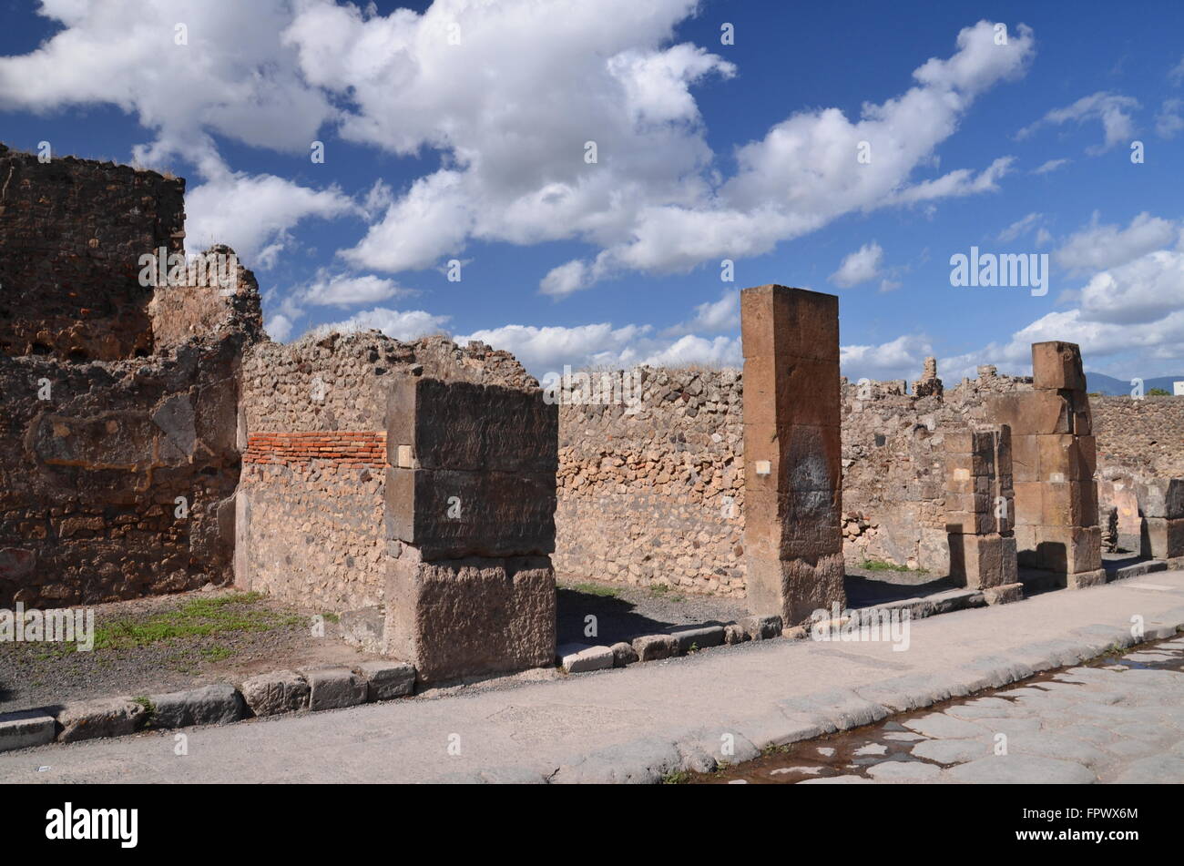 Berühmten antiken Ruinen von Pompeji, Italien. Pompeji wurde zerstört und nach dem Vesuv-Ausbruch im Jahr 79 n. Chr. mit Asche und Bimsstein begraben. Stockfoto