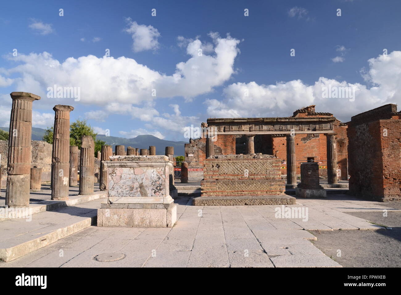Berühmten antiken Ruinen von Pompeji, Italien. Pompeji wurde zerstört und nach dem Vesuv-Ausbruch im Jahr 79 n. Chr. mit Asche und Bimsstein begraben. Stockfoto