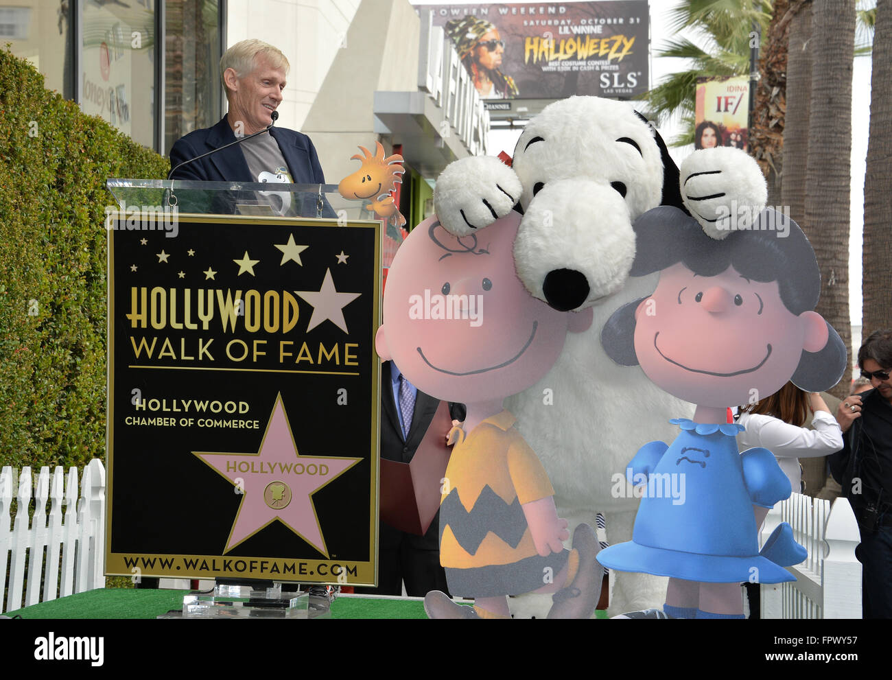 LOS ANGELES, CA - 2. November 2015: Comic Charakter Snoopy mit Craig Schultz, Sohn des Charles M. Schultz, auf dem Hollywood Boulevard, wo Snoopy heute mit dem 2,563rd Stern auf dem Hollywood Walk of Fame geehrt wurde. Der Stern befindet sich neben der Star seines Schöpfers Charles M. Schultz. Stockfoto