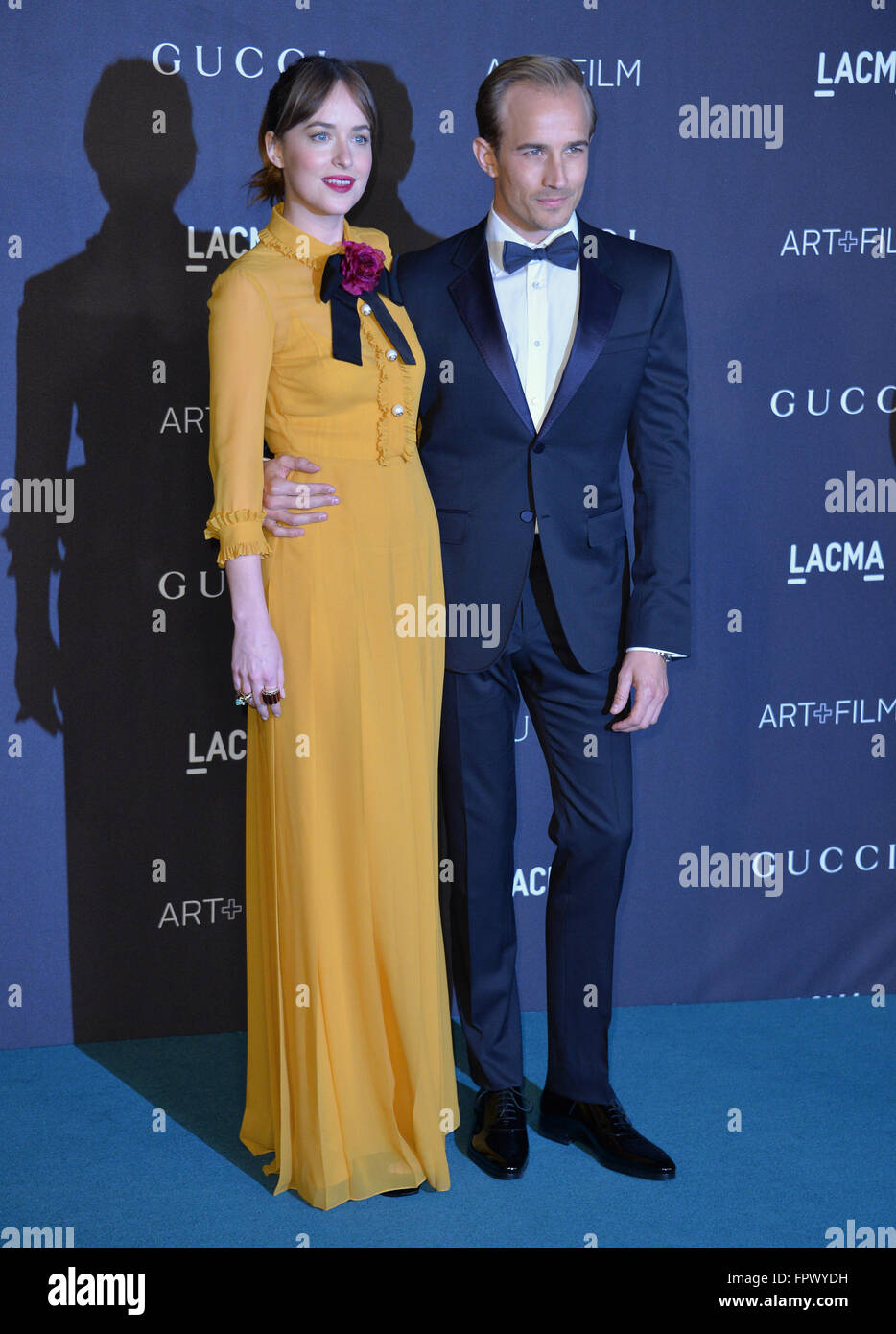 LOS ANGELES, CA - 7. November 2015: Schauspielerin Dakota Johnson & Schauspieler Jesse Johnson bei der 2015 LACMA Kunst + Film-Gala in Los Angeles County Museum of Art. Stockfoto