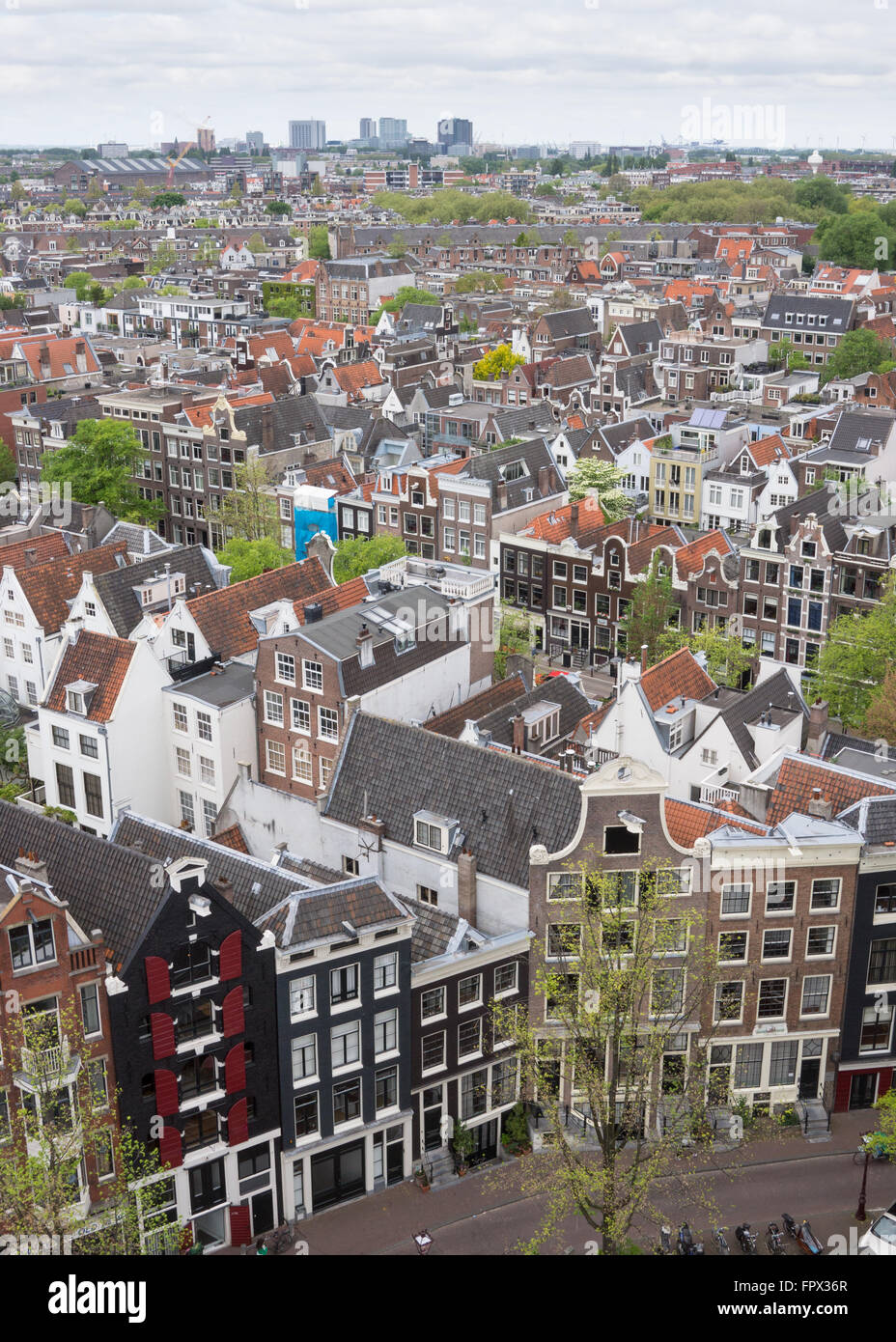 Amsterdam Stadt von oben Stadtbild zum Horizont mit Häusern und Gebäuden im Vordergrund Stockfoto