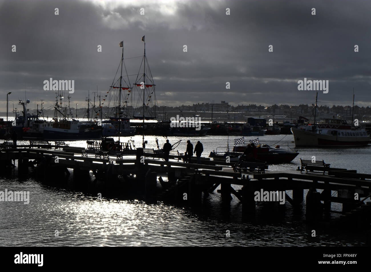 Bridlington Hafen in der Silhouette. Stockfoto