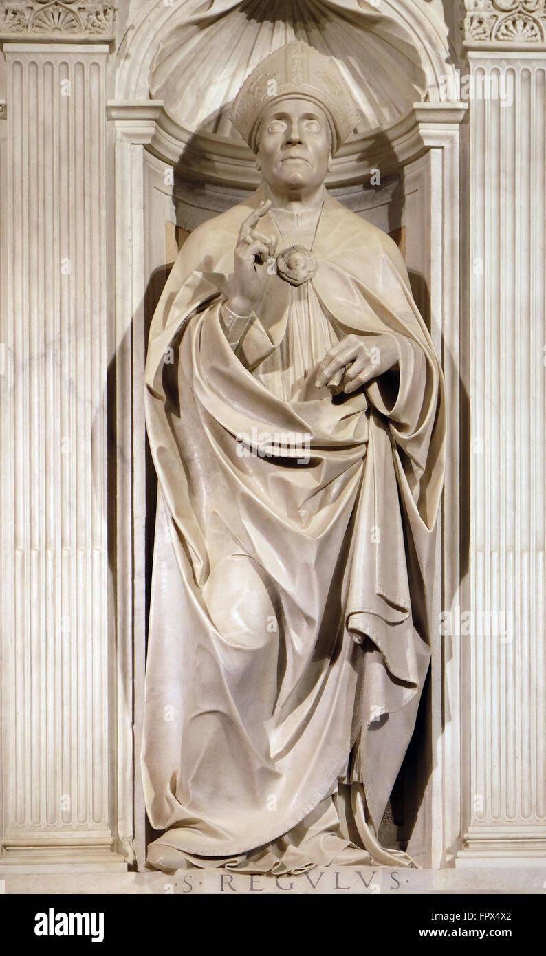 Saint Regulus-Denkmal auf dem Altar in der Kathedrale von St. Martin in Lucca, Italien, am 6. Juni 2015 Stockfoto